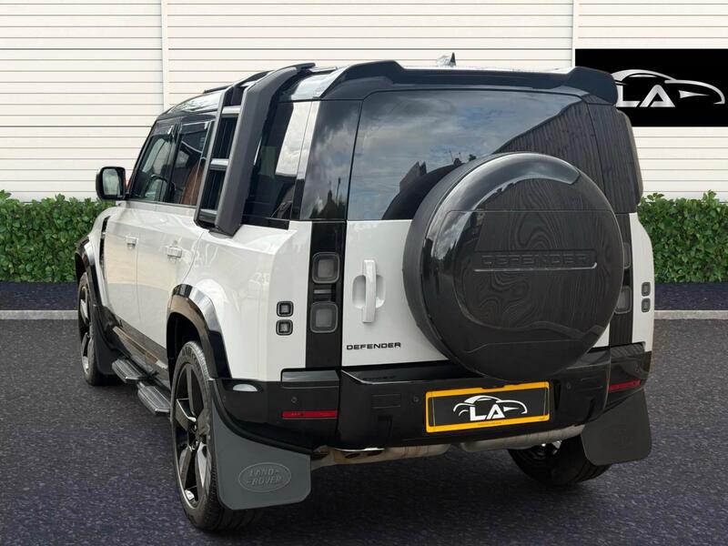 Land Rover Defender 110 view 6