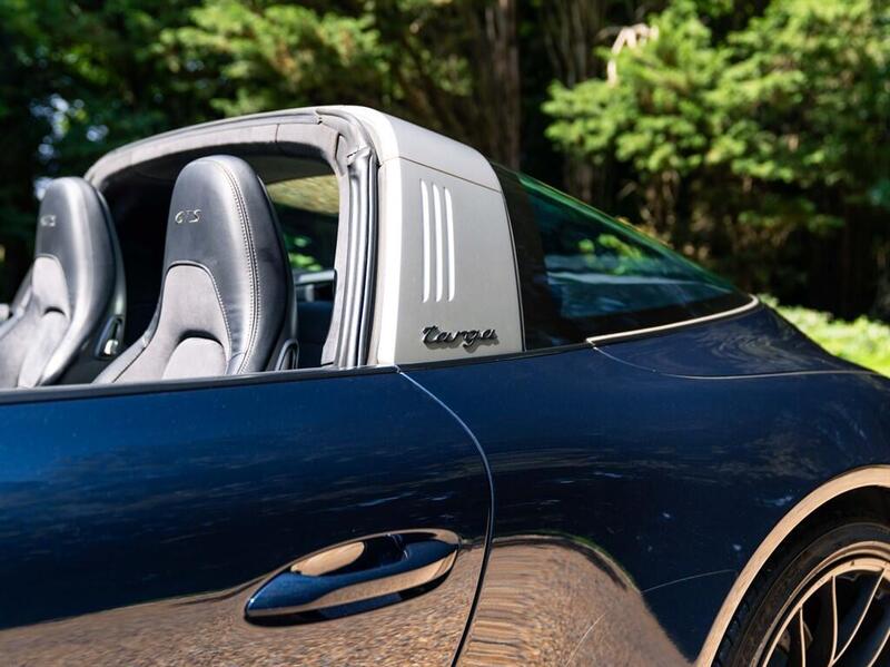 Porsche 911 view 7