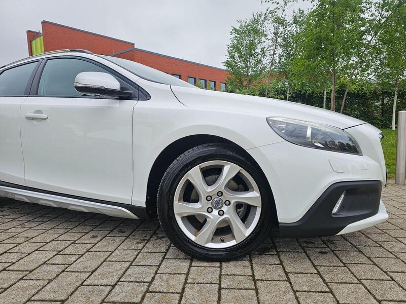 Volvo V40 Cross Country view 2