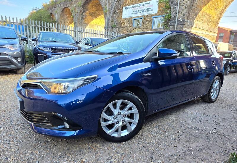 Toyota Auris 1.8 VVT-h Icon Tech CVT Euro 6 (s/s) 5dr view 3