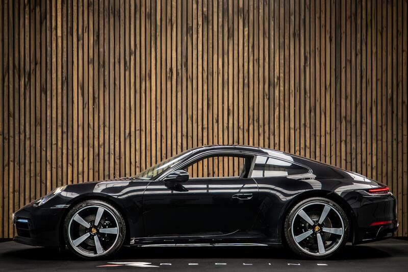 Porsche 911 view 7