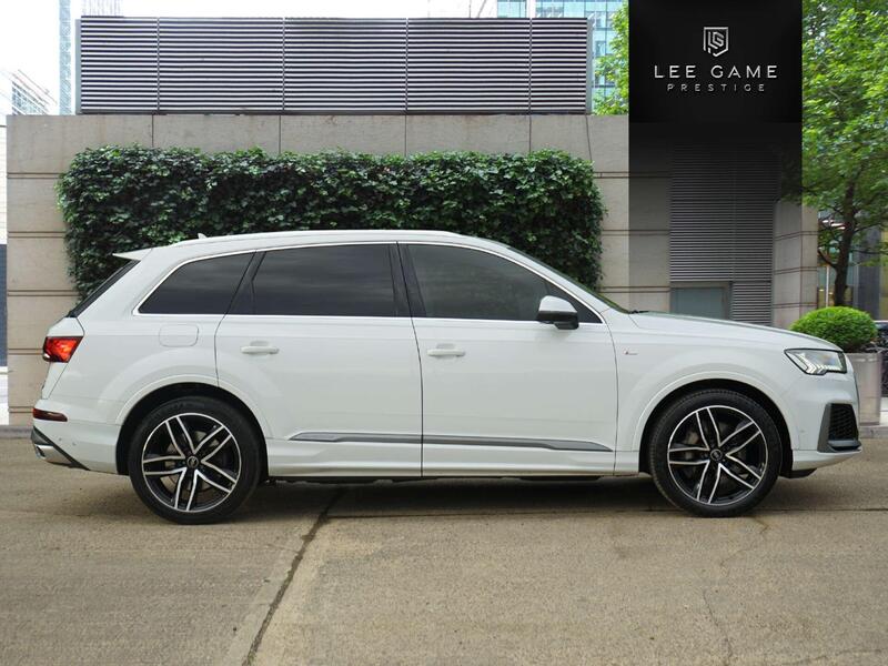Audi Q7 view 4