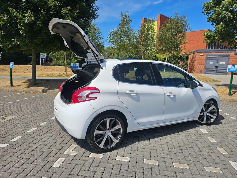 Peugeot 208 view 3