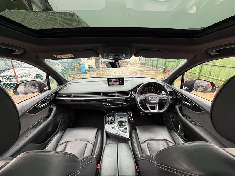 Audi Q7 view 7