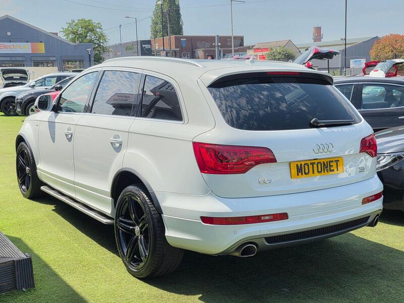 Audi Q7 view 5