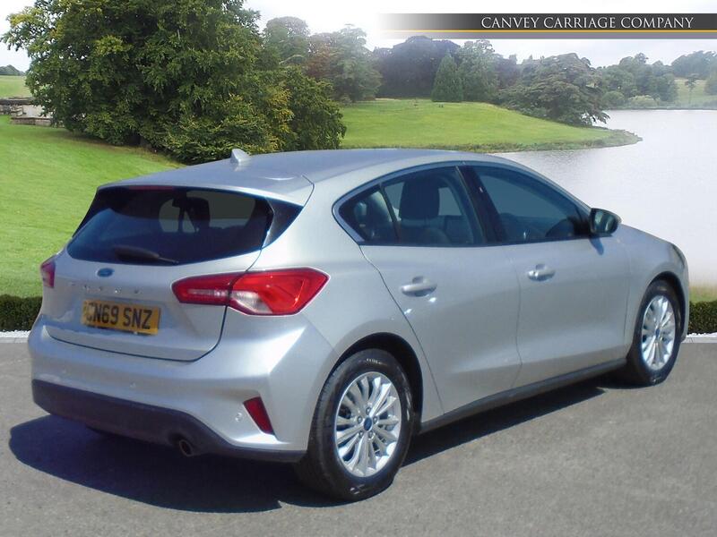 Ford Focus view 3