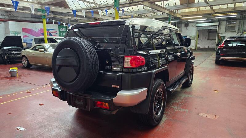 Toyota FJ Cruiser view 4