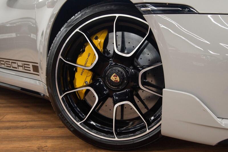 Porsche 911 view 5