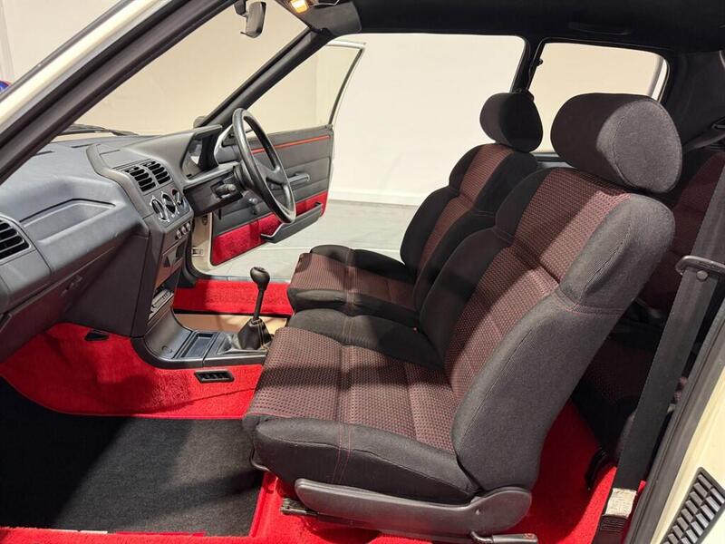 Peugeot 205 view 6