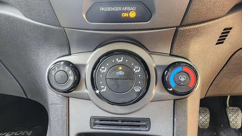 2014 Ford Fiesta — photo 28