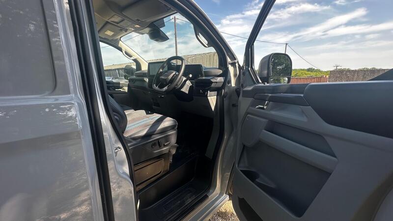 2025 Ford E-Transit Custom — photo 10