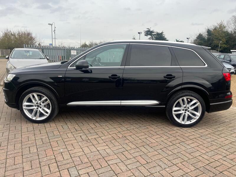 Audi Q7 view 4