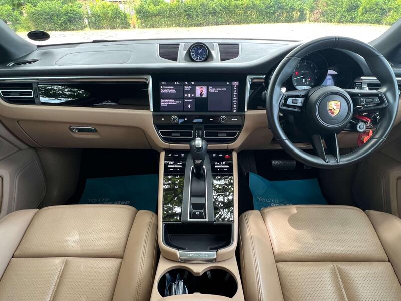 Porsche Macan view 3