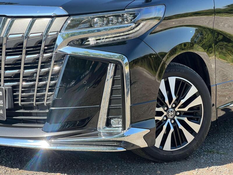 Toyota Alphard view 2