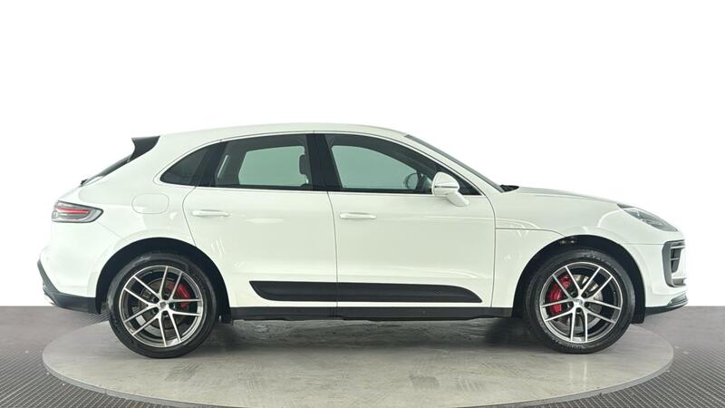 Porsche Macan view 3