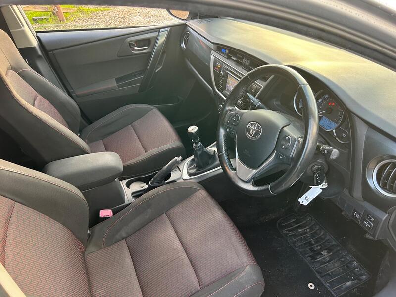 Toyota Auris view 3