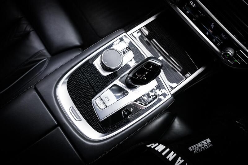 BMW 7 Series view 5