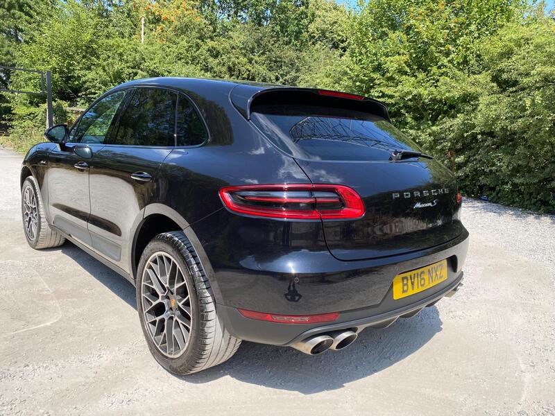 Porsche Macan view 4