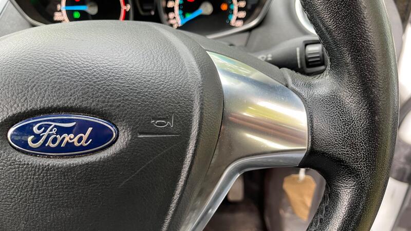 2015 Ford Fiesta — photo 28