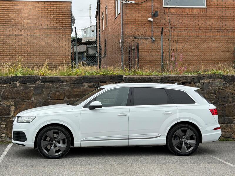 Audi Audi Q7 view 4