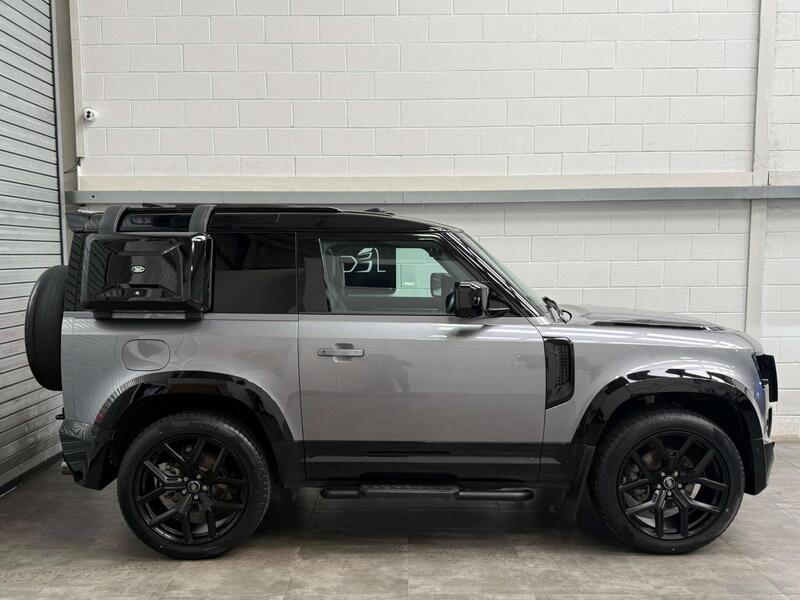 Land Rover Defender 90 view 4
