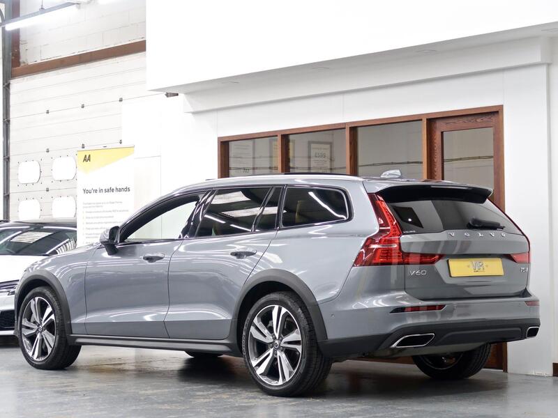 Volvo V60 Cross Country view 3