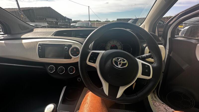 2013 Toyota Yaris — photo 7