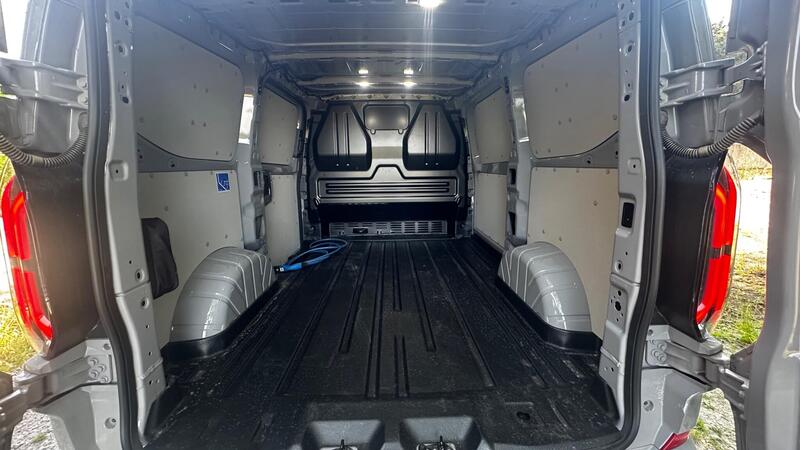 2025 Ford E-Transit Custom — photo 27