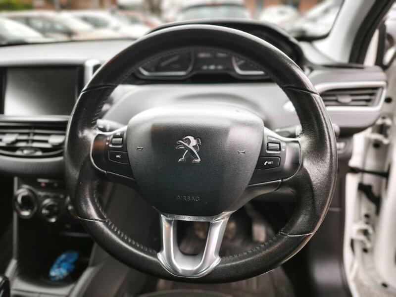 Peugeot 208 view 3