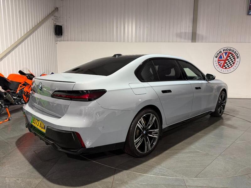 BMW I7 view 3
