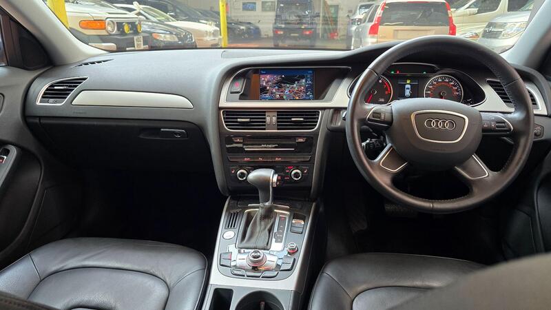 Audi A4 Avant view 4