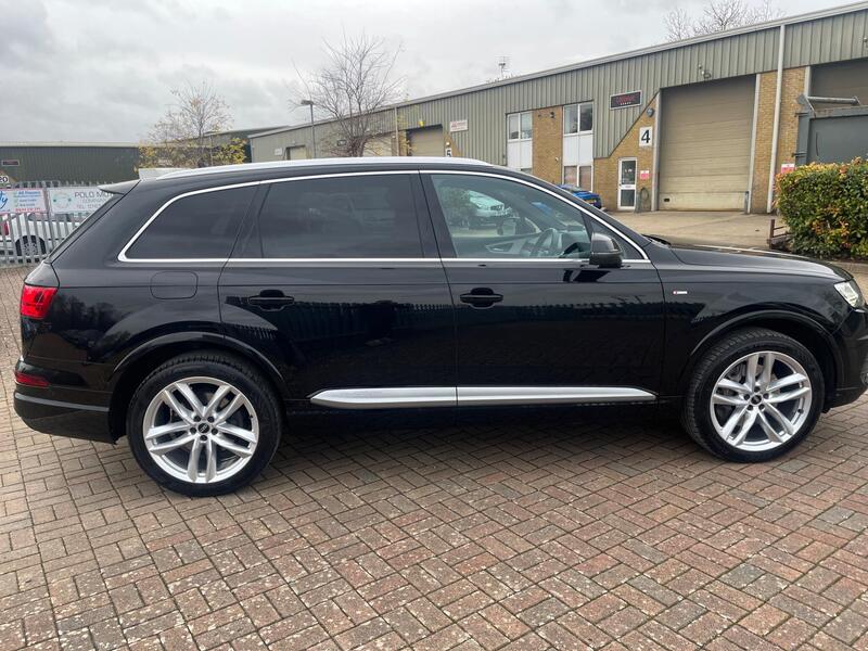 Audi Q7 view 2