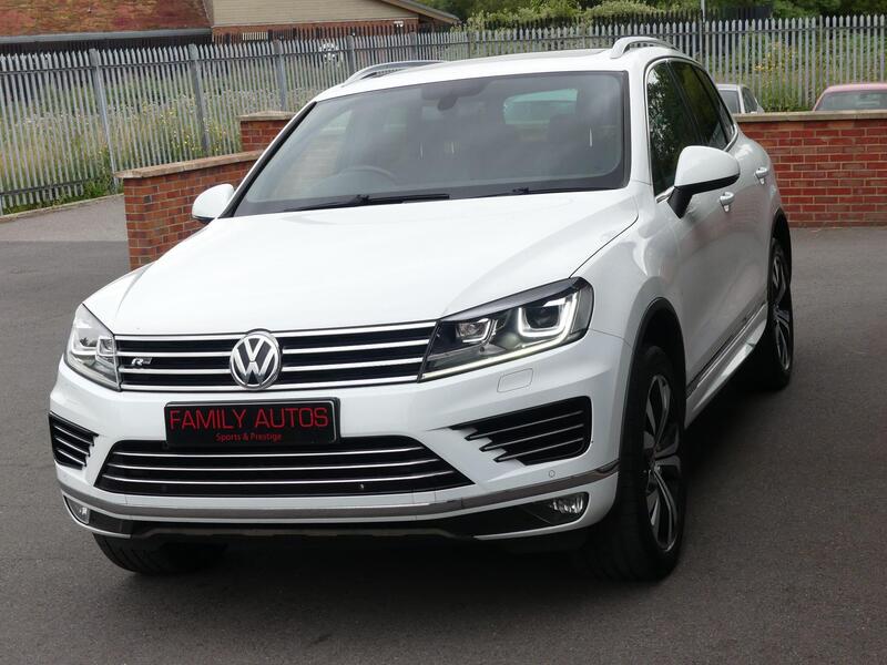 Volkswagen Touareg view 3
