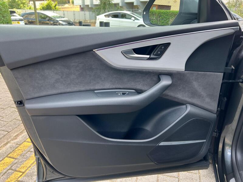 Audi Q8 view 25