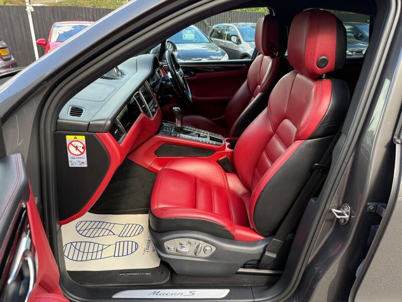 Porsche Macan view 3
