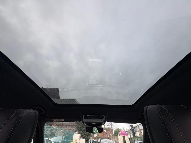 Land Rover Range Rover Velar view 4