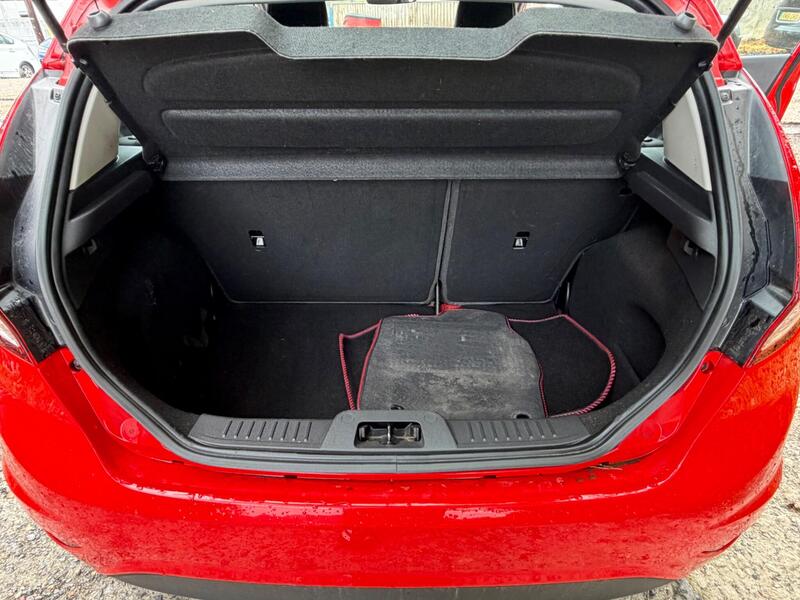 2015 Ford Fiesta — photo 14