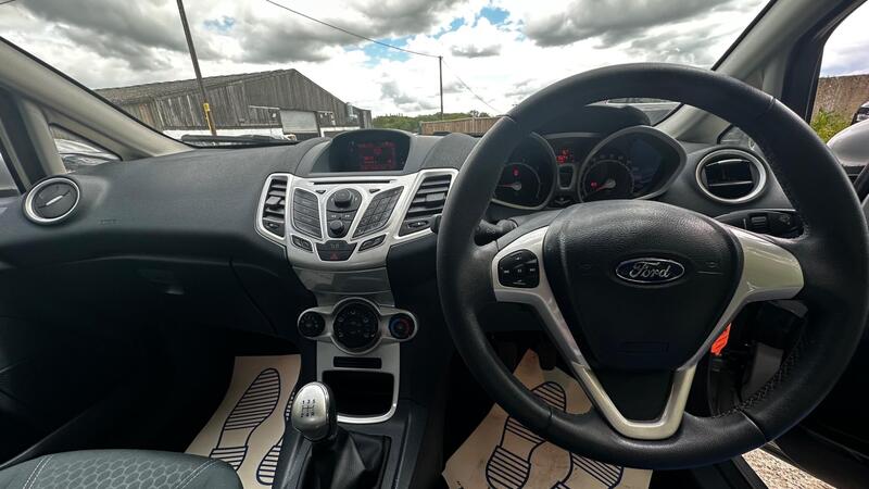 2012 Ford Fiesta — photo 13
