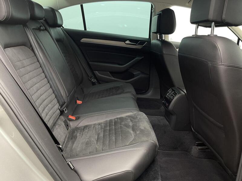 Volkswagen Passat view 19