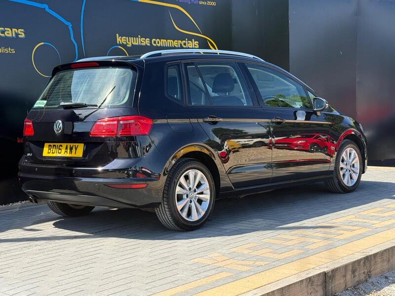 Volkswagen Golf SV view 5