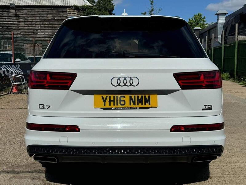 Audi Q7 view 7