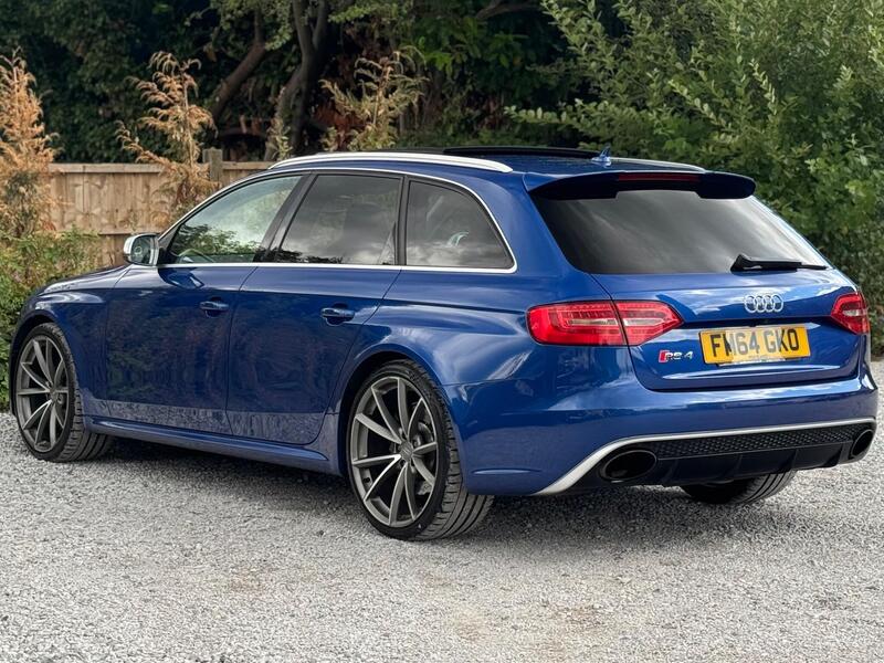Audi RS4 view 6
