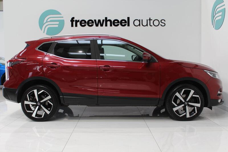 2017 Nissan Qashqai in Red — image 9 of 70