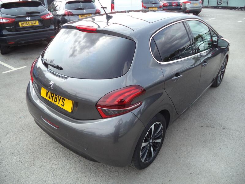 Peugeot 208 view 7