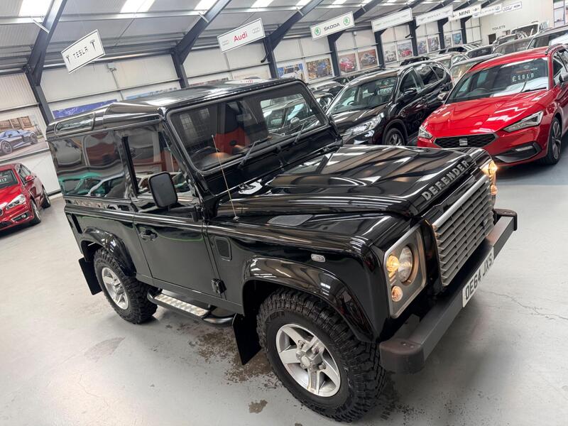 Land Rover Defender 90 view 2