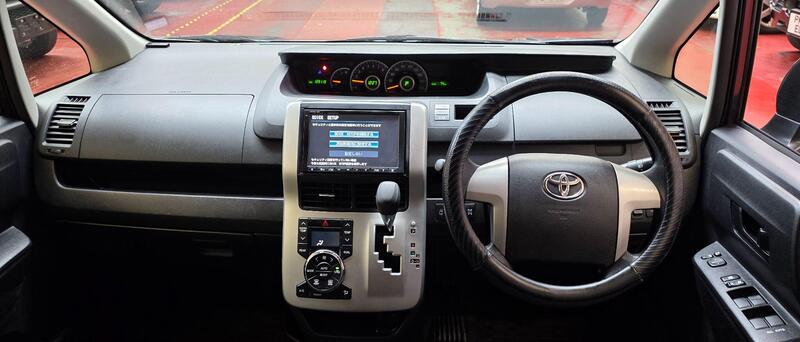Toyota Voxy view 4