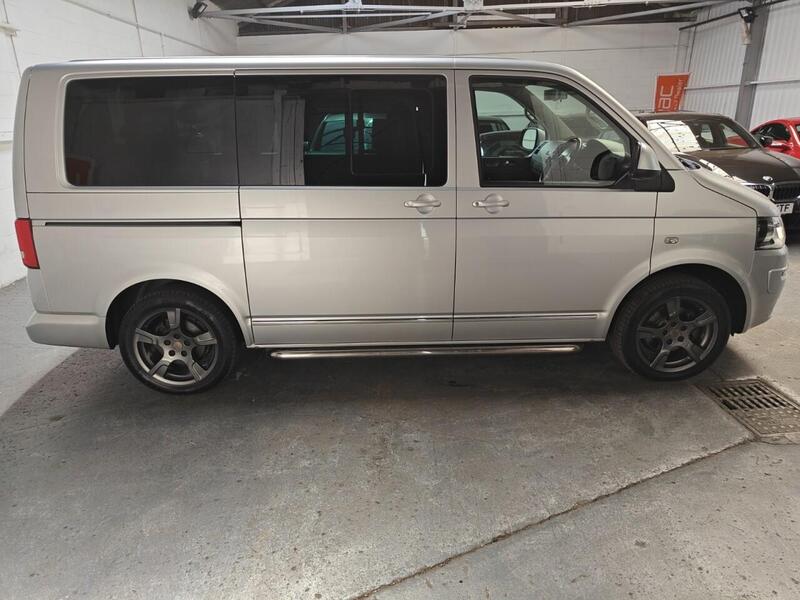 Volkswagen Caravelle view 4
