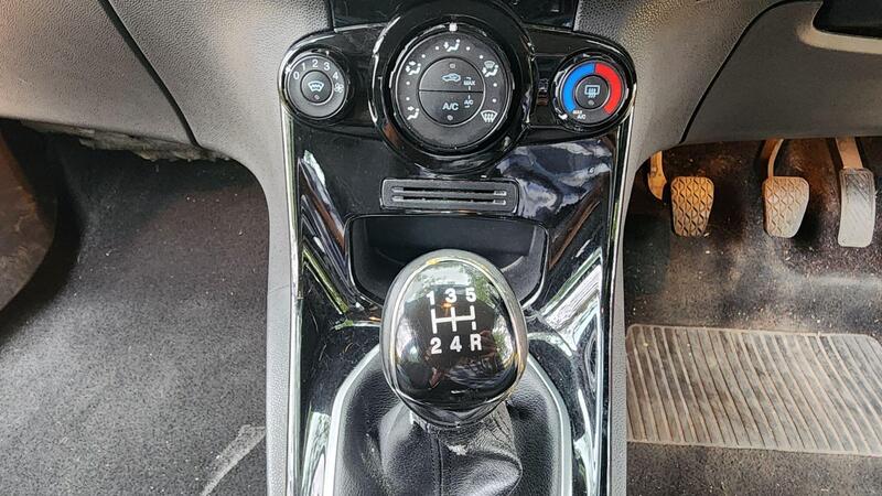 2012 Ford Fiesta — photo 32