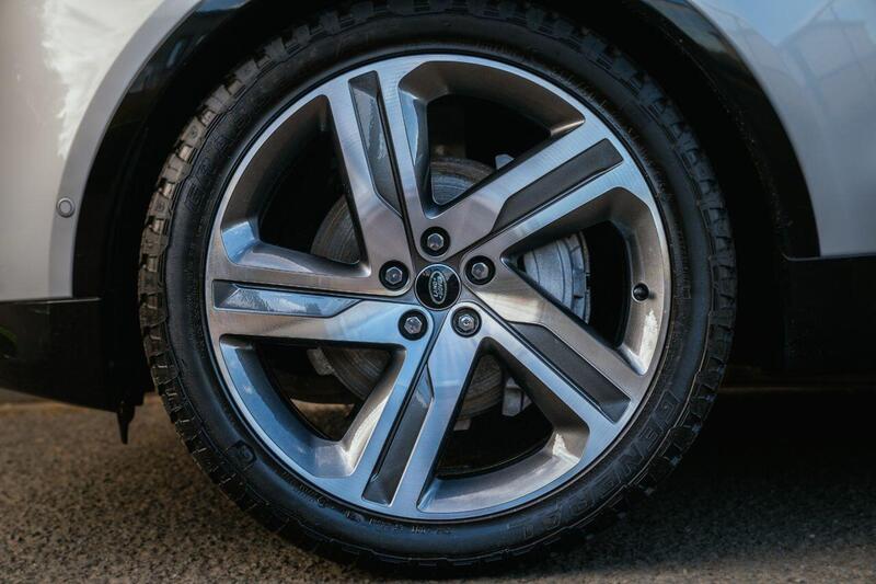 Land Rover Discovery view 3