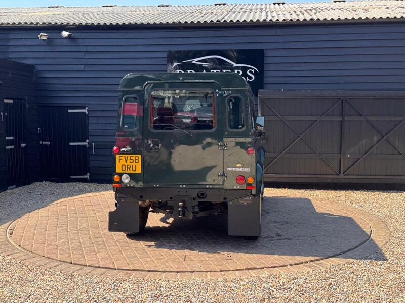 Land Rover Defender 90 view 3